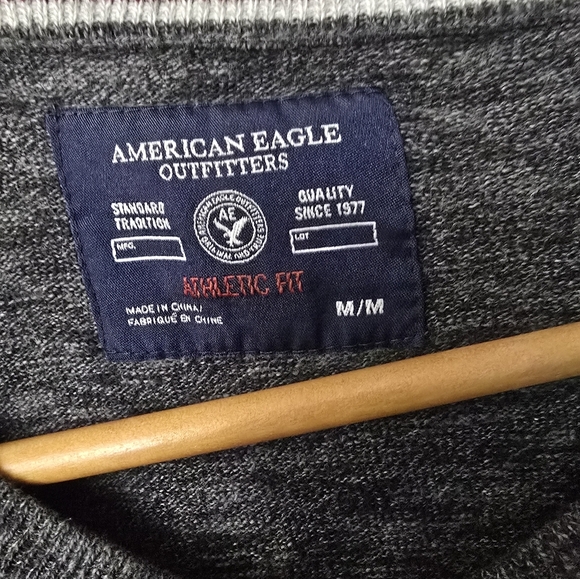 American Eagle Sweater Mens Medium Gray Knit Athletic Fit V-Neck Dark Academia - Picture 3 of 9